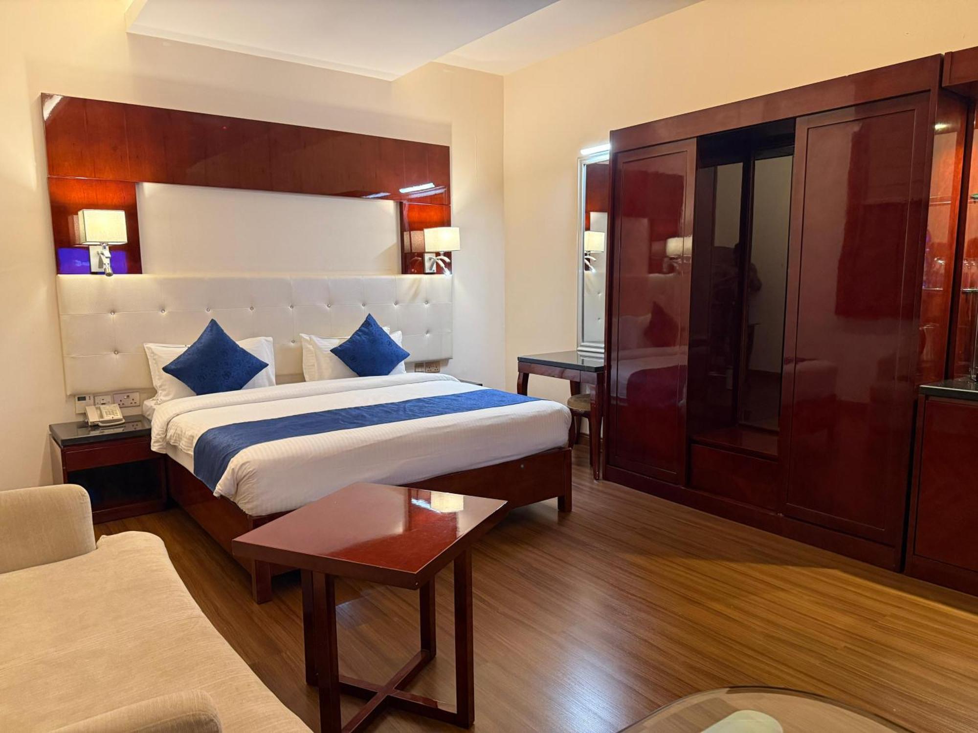 Golden Tulip Headington Hotel Muscat Exterior foto