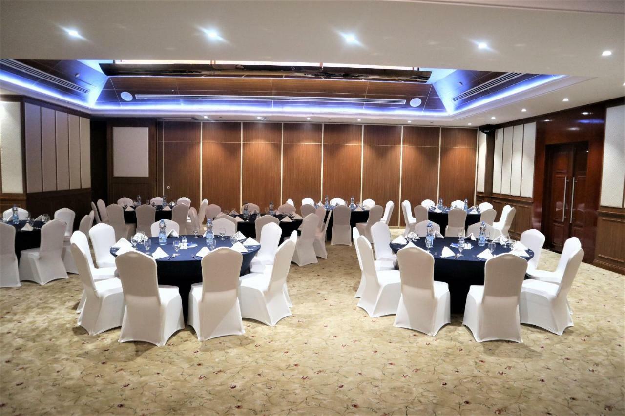 Golden Tulip Headington Hotel Muscat Exterior foto